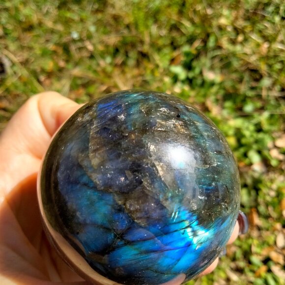Labradorite stone crystal Sphere with multiple blue flash and golden shimmer - Picture 4 of 7